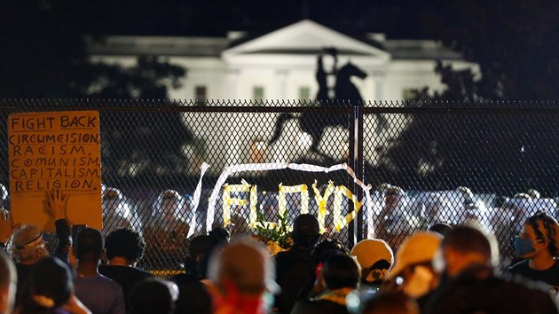 Protesty proti policejn brutalit, na jej nsledky zemel George Floyd, zachvtily americk msta. Demonstrujc se shromauj i ped Blm domem ve Washingtonu. (2. ervna 2020)