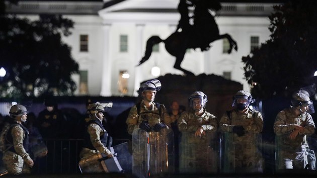 Pslunci Nrodn gardy chrn prostranstv ped Blm domem ve Washingtonu, kde se podobn jako po celch Spojench sttech schzej protestujc. (2. ervna 2020)