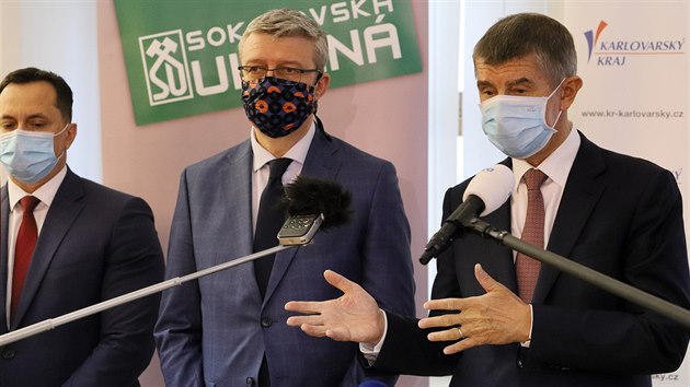 Hejtman Karlovarskho kraje Petr Kubis, ministr Karel Havlek a premir Andrej Babi. (4. ervna 2020)