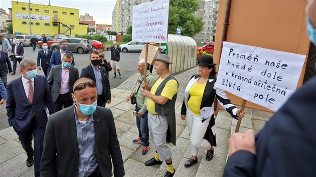 Na Andreje Babie ekali pi nvtv Sokolova  ped kostelem Sv. Antonna Padunskho lid s transparenty. (4. ervna 2020)