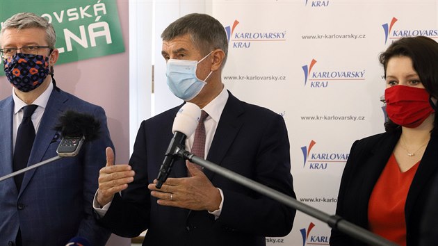 Ministi Karel Havlek a Jana Malov a premir Andrej Babi na nvtv Karlovarskho kraje. (4. ervna 2020)