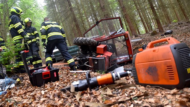 V karlovarskch lzeskch lesch se pevrtil traktor, zaklnnho idie vyproovali hasii.