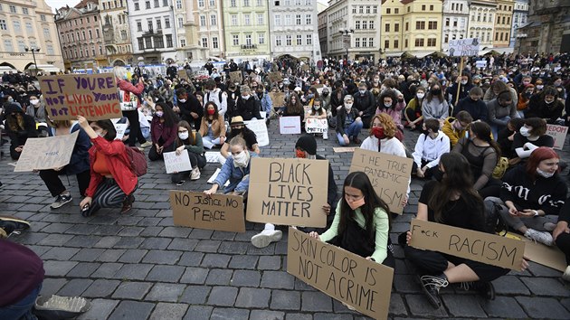 Asi ti stovky pevn mladch lid protestovaly v Praze proti policejnmu nsil a rasismu v USA i v dalch zemch. Odpoledne se seli na Staromstskm nmst. (6. ervna 2020)