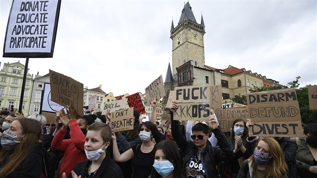 Asi tři stovky převážně mladých lidí se sešly na Staroměstském náměstí v Praze k protestu proti policejnímu násilí a rasismu v USA i v dalších zemích. (6. června 2020)
