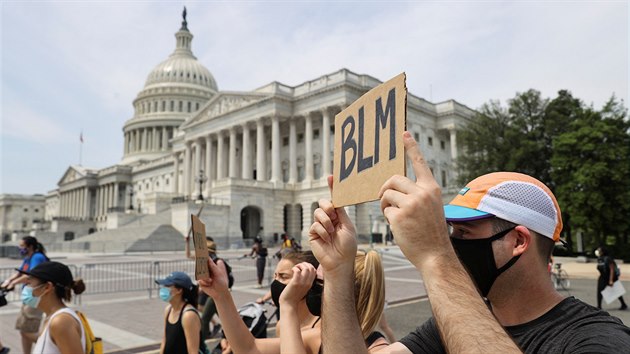 Protestující v americkém hlavním městě Washingtonu u Bílého domu vyšli do ulic poté, co následkem policejního zásahu zemřel zatýkaný George Floyd. (6. června 2020)