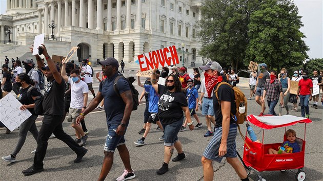 Protestujc v americkm hlavnm mst Washingtonu u Blho domu vyli do ulic pot, co nsledkem policejnho zsahu zemel zatkan George Floyd. (6. ervna 2020)