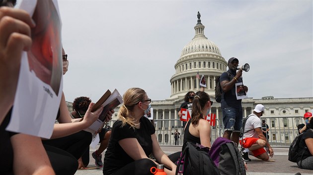 Proti policejní brutalitě se protestovalo i před budovou amerického Kapitolu ve Washingtonu, kde sídlí Senát a Sněmovna reprezentantů USA. (6. června 2020)