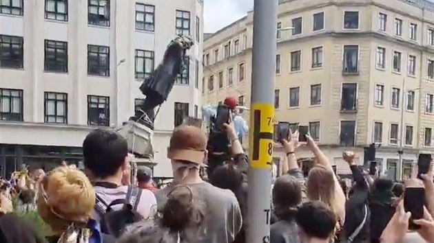 Demonstranti v britskm Bristolu strhli sochu obchodnka s otroky ze 17. stolet Edwarda Colstona. Nsledn ji hodili do eky. (7. ervna 2020)