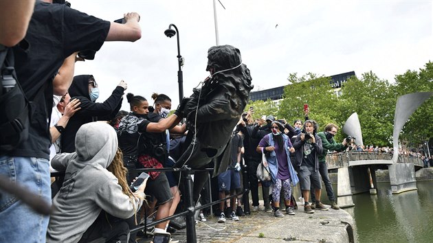 Demonstranti v britskm Bristolu strhli sochu obchodnka s otroky ze 17. stolet Edwarda Colstona. Nsledn ji hodili do eky. (7. ervna 2020)