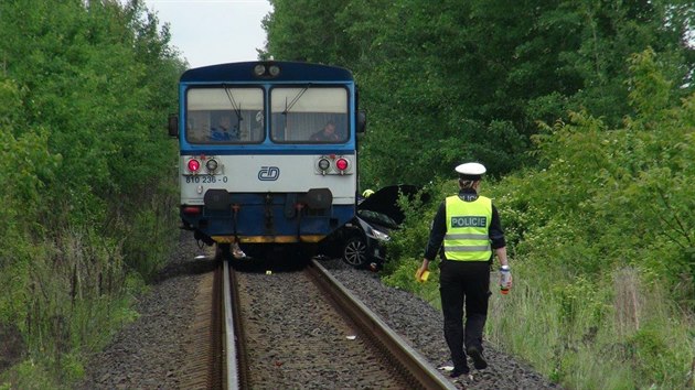 U Dobrovze se v nedli stetl vlak s osobnm autem. Na mst zemel jeden lovk, dva jsou zrann. (7. ervna 2020)
