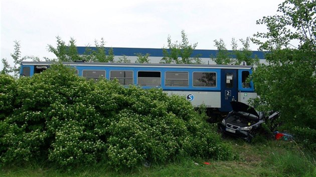 U Dobrovíze se v neděli střetl vlak s osobním autem. Na místě zemřel jeden člověk, dva jsou zranění. (7. června 2020)