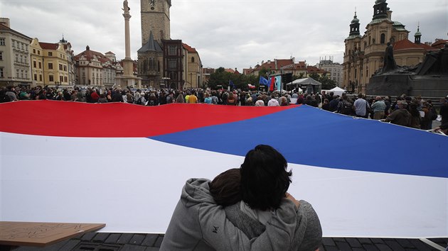 V eskch mstech se v ter veer konaly demonstrace proti vld a premirovi Andreji Babiovi. Hlavn akce na Staromstskm nmst v Praze se zastnilo nkolik stovek lid. (9. ervna 2020)