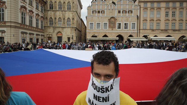 V českých městech se v úterý večer konaly demonstrace proti vládě a premiérovi Andreji Babišovi. Hlavní akce na Staroměstském náměstí v Praze se zúčastnilo několik stovek lidí. (9. června 2020)
