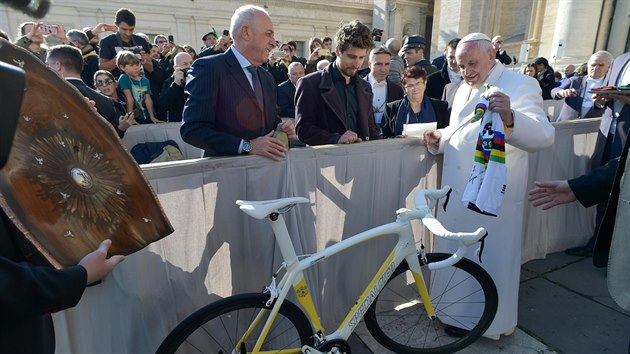 Pape Frantiek v roce 2018 dostal kolo od slovenskho mistra svta v silnin cyklistice Petera Sagana. (24. ledna 2018)