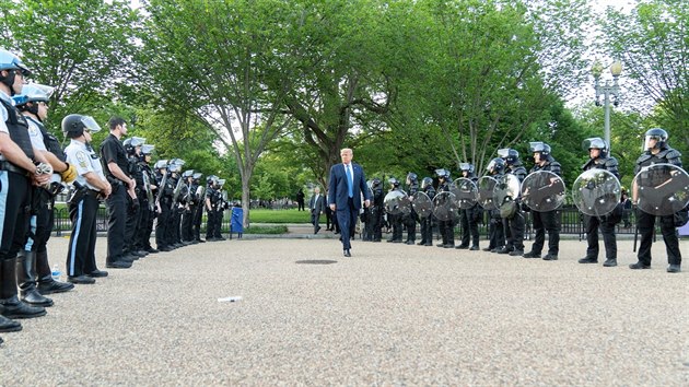 Americk prezident Donald Trump na cest z Blho domu k episkoplnmu kostelu sv. Jana. (1. ervna 2020)