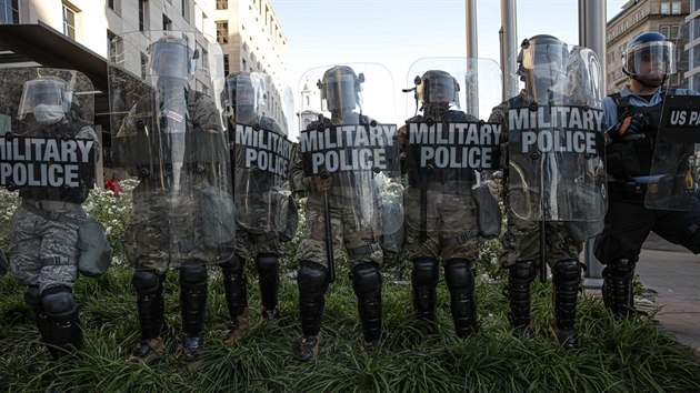 Vojensk policie dohl na demonstraci v parku Lafayette ve Washingtonu. (1. ervna 2020)