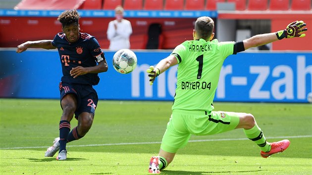 Kingsley Coman z Bayernu Mnichov pekonv finskho glmana Luke Hrdeckho z Bayeru Leverkusen.