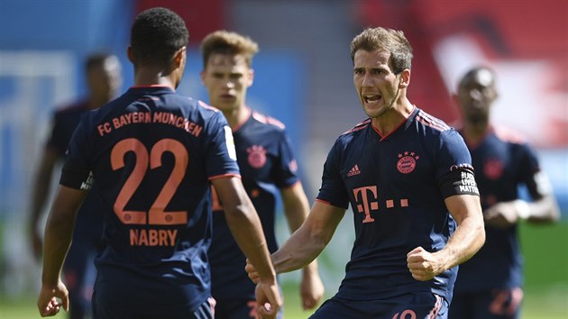 Stedn zlonk Leon Goretzka (Bayern Mnichov) se raduje ze svho zsahu proti Bayeru Leverkusen.