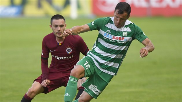 Martin Dostl (Bohemians) se sna uniknout Davidu M. Karlssonovi (Sparta).