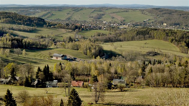 Vhled z Toltejna k severu, uprosted v pozad Jietn pod Jedlovou