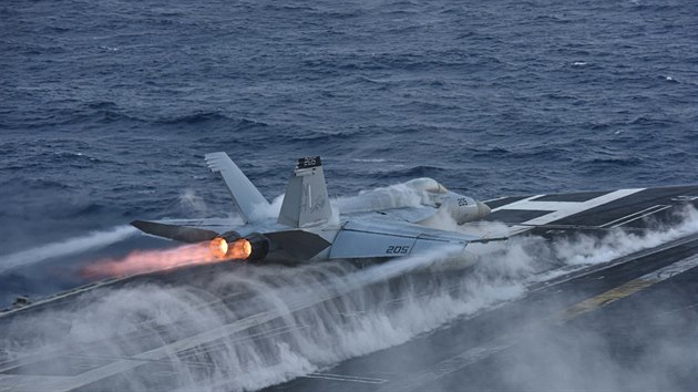 Letoun F/A-18E Super Hornet startuje z letadlov lodi USS Theodore Roosevelt ve Filipnskm moi.