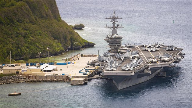 Letadlov lo USS Theodore Roosevelt na Guamu bhem rozen nkazy koronaviru mezi posdkou