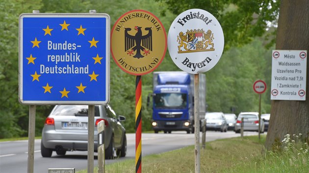 Automobily 5. června 2020 projíždějí přes česko-německou hranici ve Svatém Kříži na Chebsku. Od 12:00 stejného dne lidé jezdí z Německa do České republiky bez povinnosti testu na koronavirus.