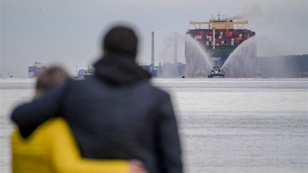 Do pstavu v Hamburku piplula nejvt nkladn lo na svt HMM Algeciras. Na 400 metr dlouh a 61 metr irok plavidlo se vejde 23 964 standardnch kontejner (TEU). (7. ervna 2020)