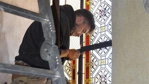 Obnoven vitre v kostele Nalezen sv. Ke ve Frdlantu.