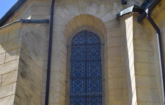 Obnovené vitráže v kostele Nalezení sv. Kříže ve Frýdlantu.