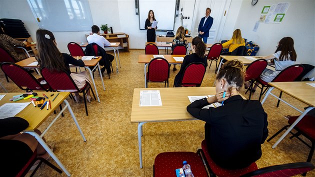 Testem z anglickho jazyka zaaly maturitn zkouky na Integrovan stedn kole Mlad Boleslav. (1. ervna 2020)