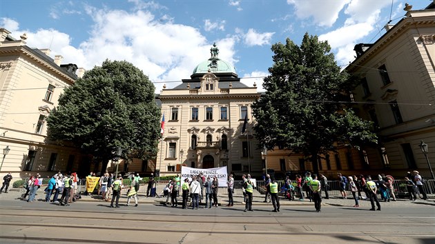 Happening organizace Greenpeace ped adem vldy v Praze proti ppadnmu odkoupen esko-nsk leteck spolenosti Smartwings, schvlen pjky na stavbu novch jadernch blok a zmru budovat nov pehrady. (1. ervna 2020)