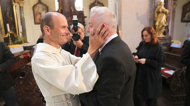 Dalibor Gondk a Jan Kolomaznk pi poslednm rozlouen se zpvakou Evou Pilarovou v Bazilice Nanebevzet Panny Marie na praskm Strahov. (3. ervna 2020)