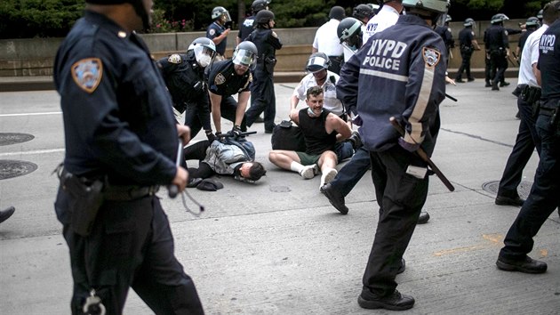 Policisté zasahují proti demonstrantům v New Yorku, kteří protestovali proti smrti černocha George Floyda. (3. června 2020)