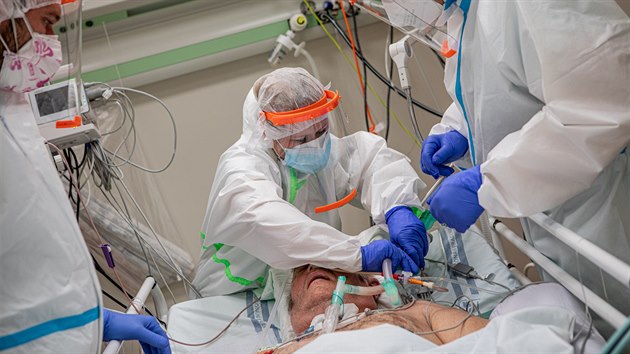 Tým zdravotníků Nemocnice Na Bulovce pomáhá čistit plíce pacientovi připojenému na plicní ventilátor.