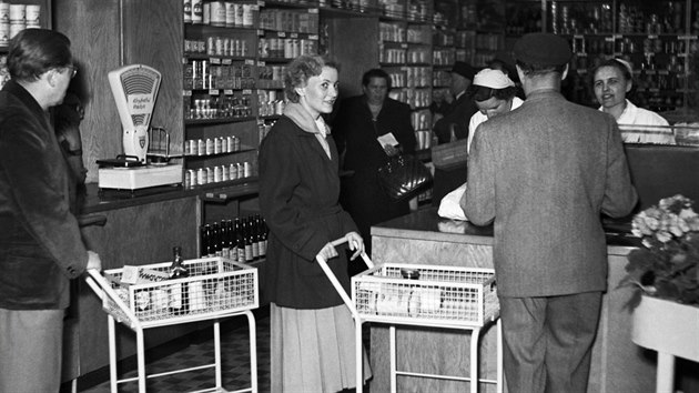 První samoobslužnou prodejnu v republice otevřeli na Husitské třídě na pražském Žižkově na začátku června 1955.