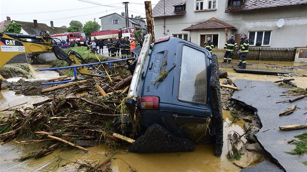 Obec Šumvald na Olomoucku zasáhla v noci na pondělí lokální povodeň, nejvíc postižená je místní část Břevenec. Noční bouřky s přívalovým deštěm a záplavy postihly také Uničovsko a Šumpersko. (8. června 2020)