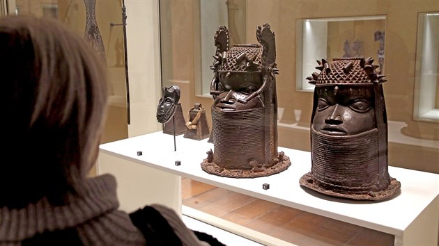 Sošky dvou hlav předků vládce bývalého království Benin (dnes Nigérie) na výstavě v pařížském muzeu Quai Branly. (2018)