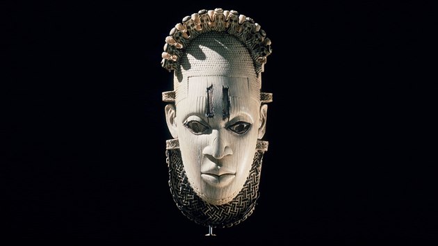 Vzcn slonovinov maska z potku 16. stolet, kterou v minulosti ukradli britt vojci v krlovstv Benin (dnes Nigrie), se nachz ve sbrkch Britskho muzea v Londn.