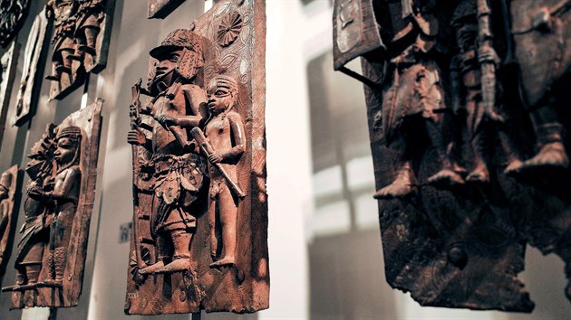 Z Beninu uloupené bronzové reliéfy vystavené v londýnském Britském muzeu. (13. února 2020)