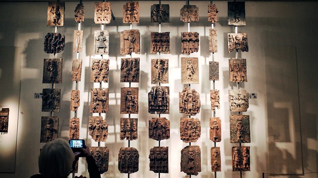 Z Beninu uloupené bronzové reliéfy vystavené v londýnském Britském muzeu. (13. února 2020)