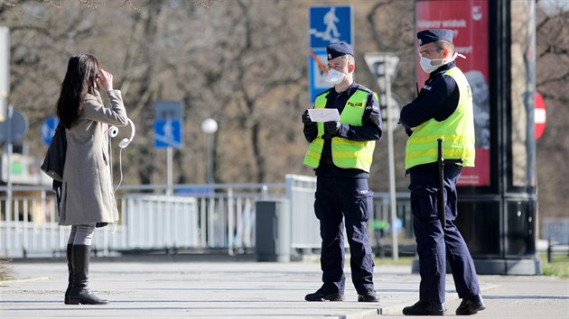Varšavští policisté během kontroly dodržování zákazu vycházení (duben 2020)