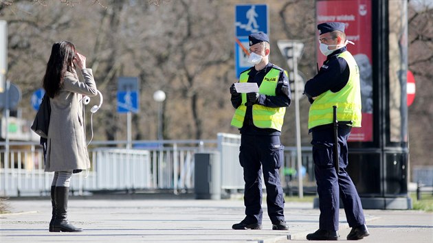 Varavt policist bhem kontroly dodrovn zkazu vychzen (duben 2020)