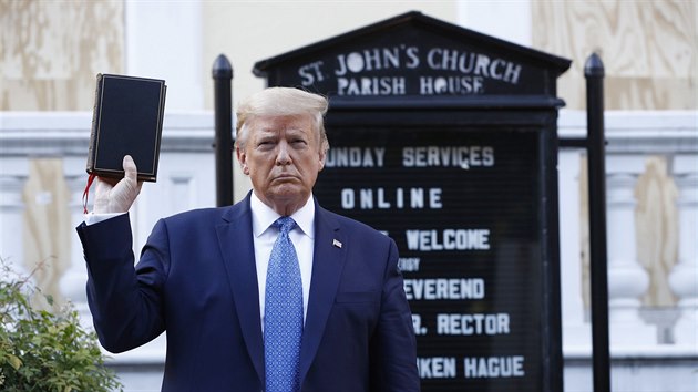 Americk prezident Donald Trump vyfocen s bibl v ruce u kostela episkopln crkve, kter nechal vyklidit. Policie vyhnala demonstranty slznm plynem, vzbudila tm znan pobouen. (1. ervna 2020)