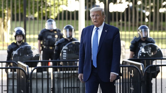 Americk prezident Donald Trump pichz ke kostelu episkopln crkve, kter nechal vyklidit. Policie vyhnala demonstranty slznm plynem, vzbudila tm znan pobouen.  (1. ervna 2020)