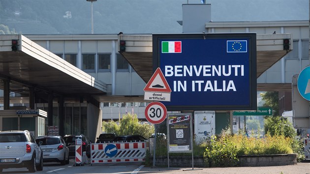 Auta projdj pes hranin stanici mezi vcarskem a Itli. Itlie otevela hranice obanm EU a vcarska. (3. ervna 2020)