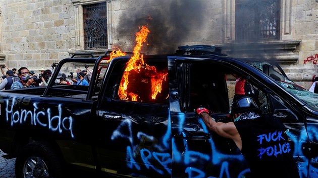 Policejn auto zaplen bhem demonstrac proti policejnmu nsil v Guadalajare, druhm nejvtm mst Mexika. Demonstranti poaduj spravedlnost za smrt Giovanniho Lopeze, dajn zadrenho polici kvli nenoen rouky na veejnosti. (4. ervna 2020)