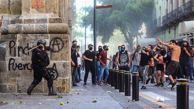 Protesty proti policejnmu nsil v Guadalajare, druhm nejvtm mst Mexika. Demonstranti v Guadalajare poaduj spravedlnost za smrt Giovanniho Lpeze, zadrenho polici kvli nenoen rouky na veejnosti. (4. ervna 2020)