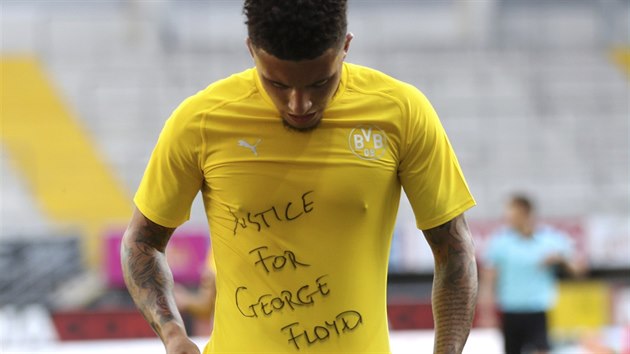Spravedlnost pro George Floyda. Anglick fotbalista Jadon Sancho z Dortmundu a jeho vzkaz pod dresem.