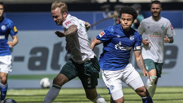 Americk fotbalista Schalke 04 Weston McKennie (vpravo) nastoupil do utkn proti Brmm s ernou pskou, na kter ml napsan vzkaz: Spravedlnost pro George Floyda.